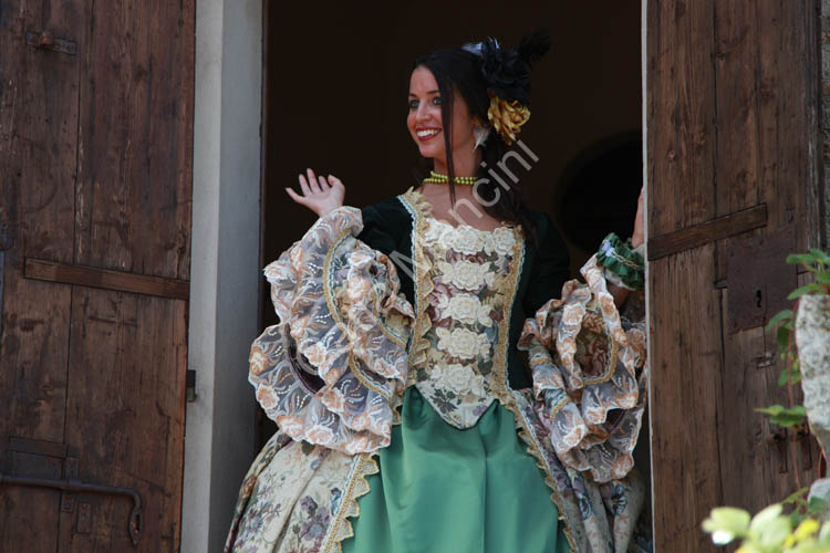 costumi storici vestiti epoca 700 (3)